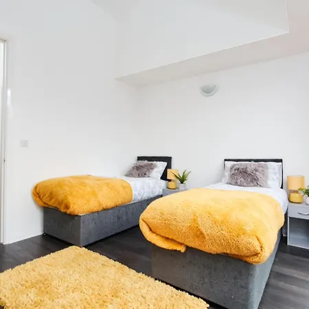 Villa Large Abode - Parking - Garden - 4 Bedrooms *