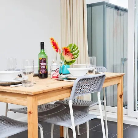 Large Abode - Parking - Garden - 4 Bedrooms *