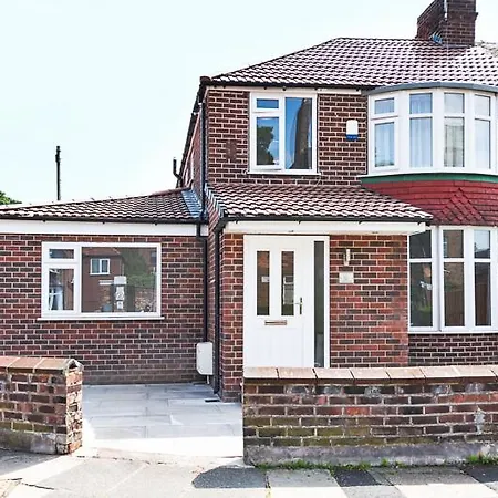 Fantastic Large House Sleeps Up To 14 People * Manchester