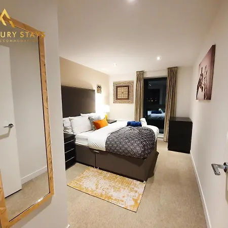Fru Luxury Stays Serviced *simba* - 2 Bedroom Apartment, Sleeps 4. Gated Allocated Parking * Manchester