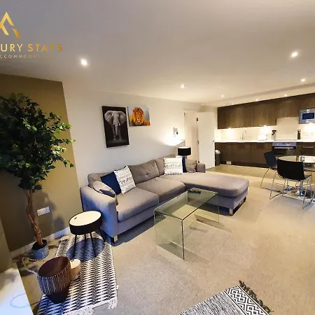 Fru Luxury Stays Serviced *simba* - 2 Bedroom Apartment, Sleeps 4. Gated Allocated Parking * Manchester