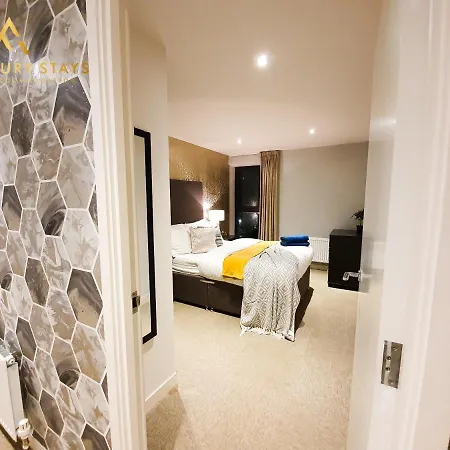 Fru Luxury Stays Serviced *world Explorer* - 2 Bedroom Apartment, Sleeps 4. Gated Allocated Parking Apartment *