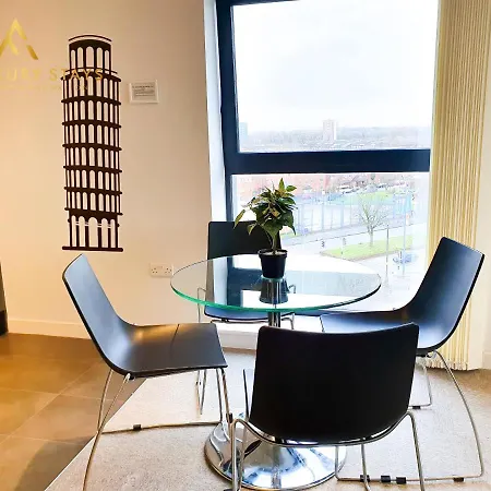 Fru Luxury Stays Serviced *world Explorer* - 2 Bedroom Apartment, Sleeps 4. Gated Allocated Parking Apartment *