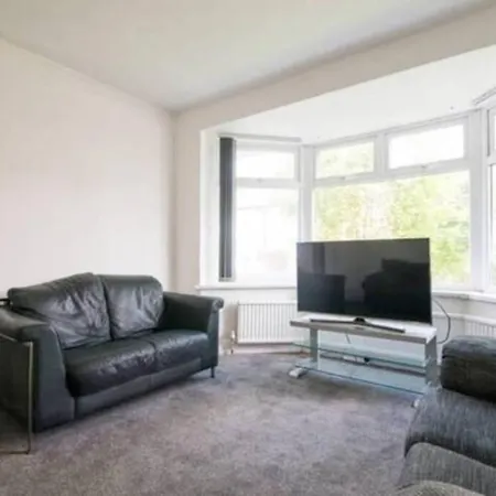 4 Bedroom House Next To City Centre Prázdninový dům *