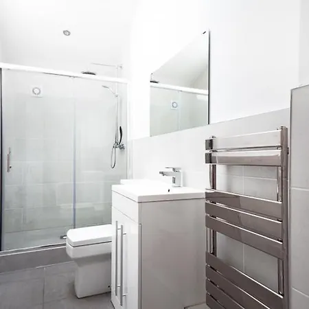 Fantastic Large House Sleeps Up To 14 People * Manchester
