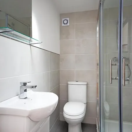 Fantastic Large House Sleeps Up To 14 People * Manchester
