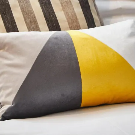 Stylish Gem - Sleeps 10! Apartment