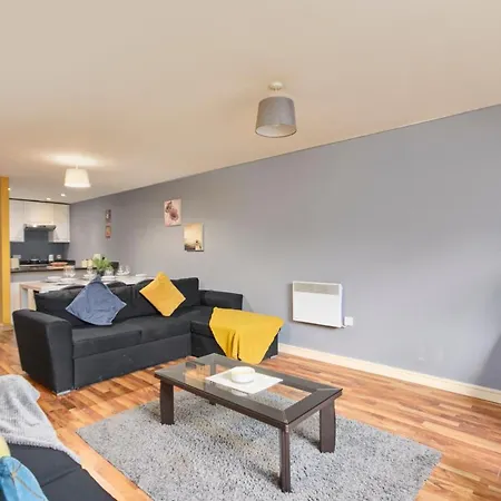 Stylish Gem - Sleeps 10! * Manchester
