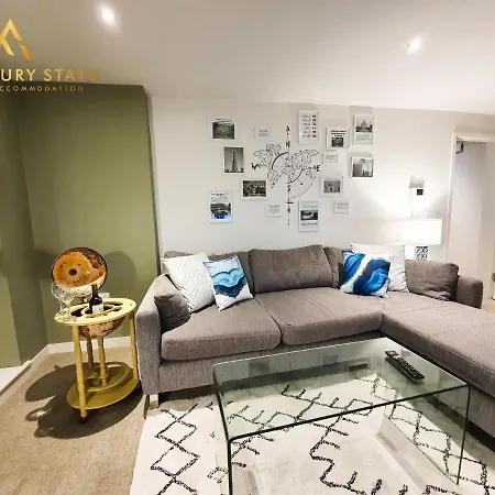 Fru Luxury Stays Serviced *world Explorer* - 2 Bedroom Apartment, Sleeps 4. Gated Allocated Parking *