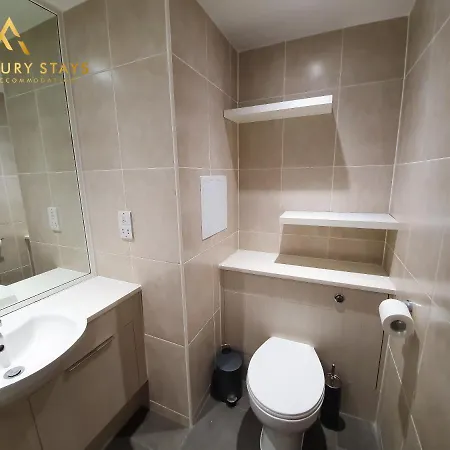 Fru Luxury Stays Serviced *world Explorer* - 2 Bedroom Apartment, Sleeps 4. Gated Allocated Parking Apartment *