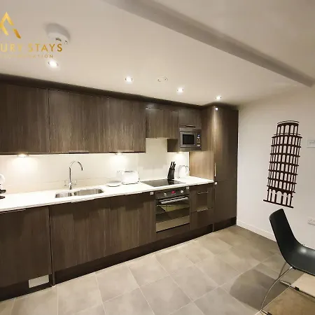 Apartment Fru Luxury Stays Serviced *world Explorer* - 2 Bedroom Apartment, Sleeps 4. Gated Allocated Parking *