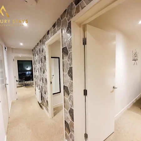 Fru Luxury Stays Serviced *world Explorer* - 2 Bedroom Apartment, Sleeps 4. Gated Allocated Parking Apartment