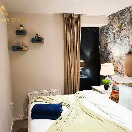 Fru Luxury Stays Serviced *world Explorer* - 2 Bedroom Apartment, Sleeps 4. Gated Allocated Parking Apartment *
