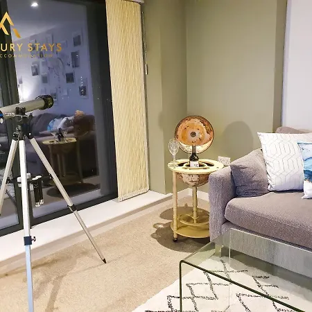 Fru Luxury Stays Serviced *world Explorer* - 2 Bedroom Apartment, Sleeps 4. Gated Allocated Parking Apartment *
