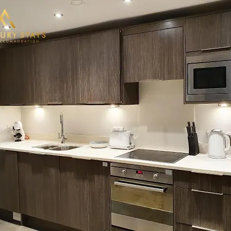 Fru Luxury Stays Serviced *world Explorer* - 2 Bedroom Apartment, Sleeps 4. Gated Allocated Parking