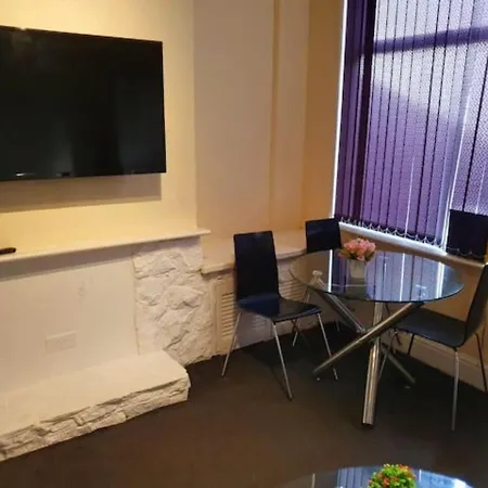 Bright And Spacious 3 Bed House Manchester