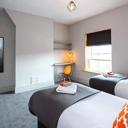 Spacious House - Sleeps Up To 8! * Manchester