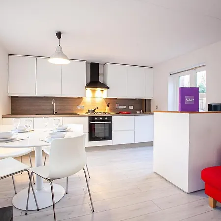 Spacious, Welcoming 3 Bed House, Near City Centre With Garden