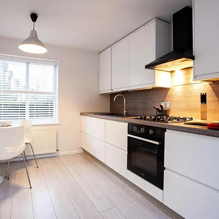 Spacious, Welcoming 3 Bed House, Near City Centre With Garden *