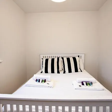 Spacious, Welcoming 3 Bed House, Near City Centre With Garden *