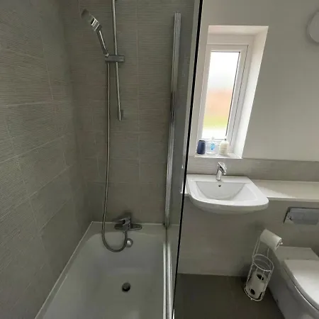 Modern With Huge Bed - Walk To Centre!