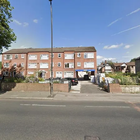 With Great Transport Links To Centre Apartment *