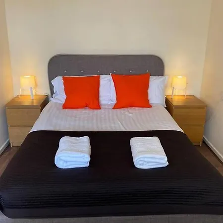 Conveniently Situated 1bed Apt In Stretford