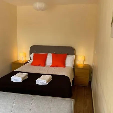 Conveniently Situated 1bed Apt In Stretford Apartment *