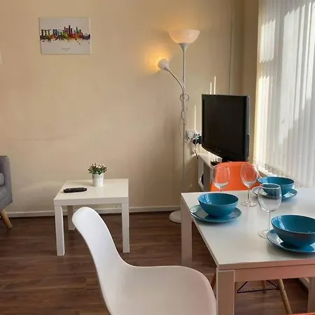 Conveniently Situated 1bed Apt In Stretford Apartment *