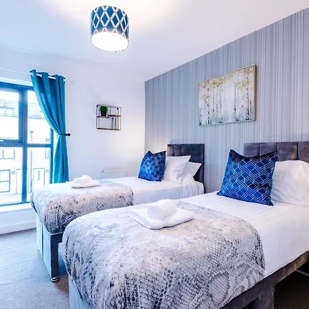 Holiday home The Stunning House On The Quays - 3 Bathrooms, Garden, Balcony, Parking Manchester
