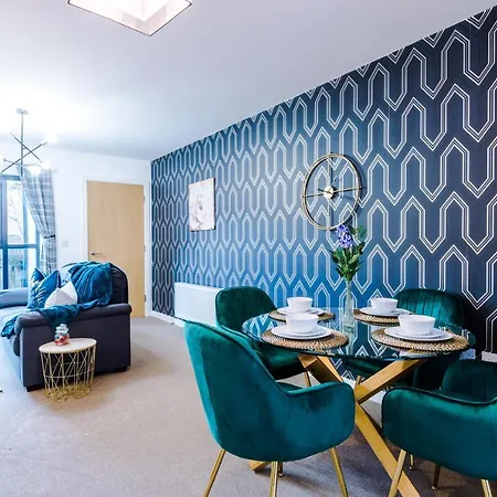 Holiday home The Stunning House On The Quays - 3 Bathrooms, Garden, Balcony, Parking *