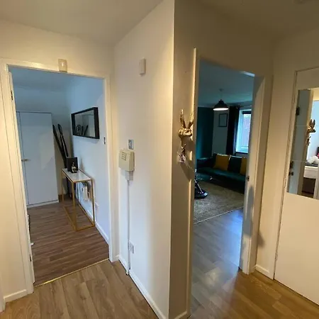 Apartment Beautiful Spacious Flat Near The City-free Parking