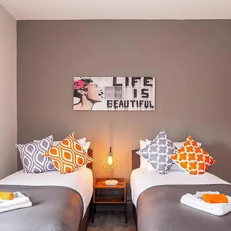 Spacious House - Sleeps Up To 8! 別荘