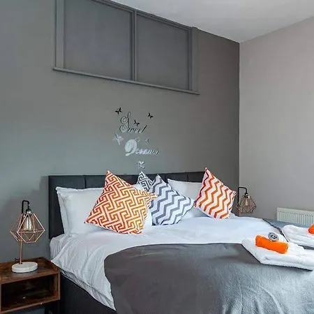 Spacious House - Sleeps Up To 8!