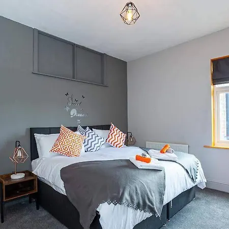 Spacious House - Sleeps Up To 8! *
