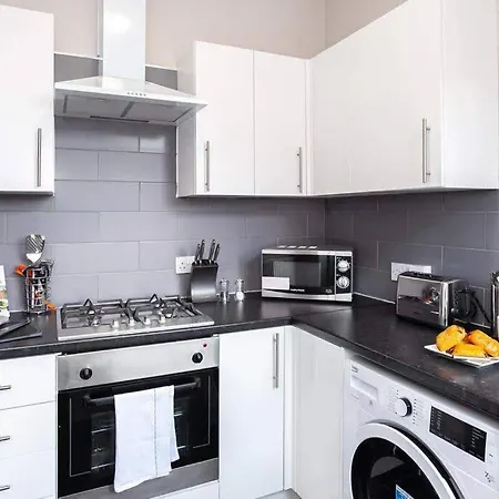 Spacious House - Sleeps Up To 8! Holiday home Manchester