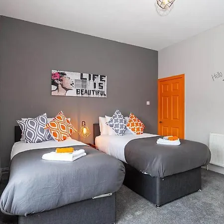 Spacious House - Sleeps Up To 8! Holiday home Manchester