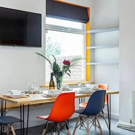 Spacious House - Sleeps Up To 8! Manchester