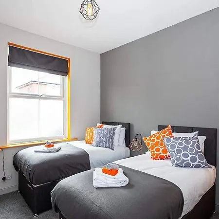 Spacious House - Sleeps Up To 8! Holiday home Manchester