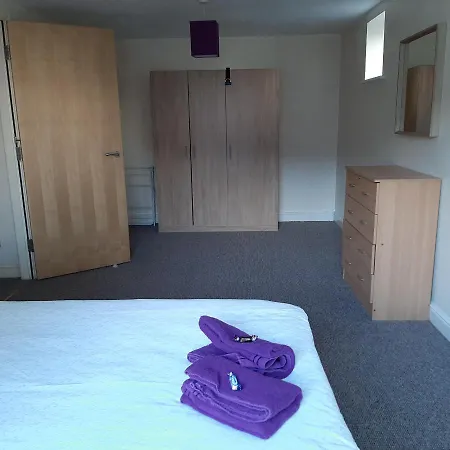Bright Chorlton With 43 Inch Tv * Manchester