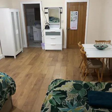 Bed & Breakfast Big Rusholme With Tv And Private Bathroom-parking&wifi