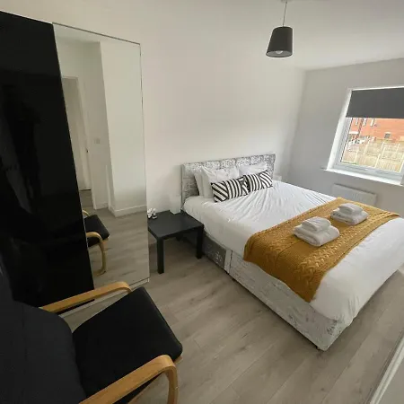 Modern With Huge Bed - Walk To Centre!