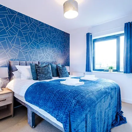 The Stunning House On The Quays - 3 Bathrooms, Garden, Balcony, Parking Holiday home *