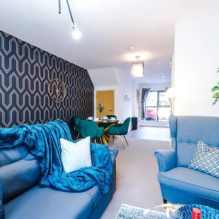The Stunning House On The Quays - 3 Bathrooms, Garden, Balcony, Parking Holiday home *