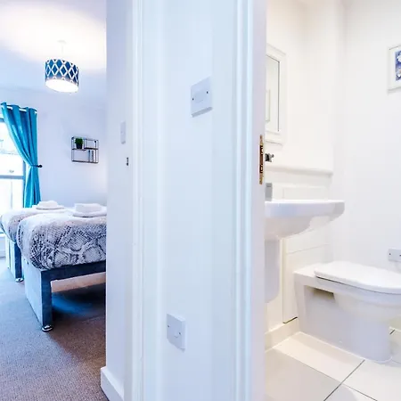 The Stunning House On The Quays - 3 Bathrooms, Garden, Balcony, Parking Holiday home *