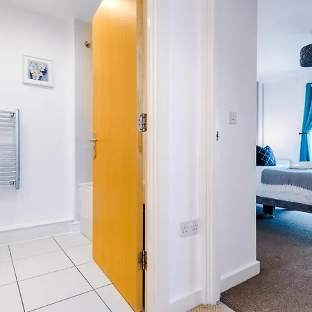 Holiday home The Stunning House On The Quays - 3 Bathrooms, Garden, Balcony, Parking