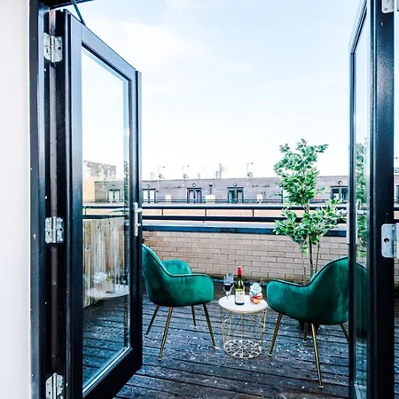 The Stunning House On The Quays - 3 Bathrooms, Garden, Balcony, Parking Holiday home Manchester