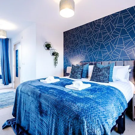 Holiday home The Stunning House On The Quays - 3 Bathrooms, Garden, Balcony, Parking