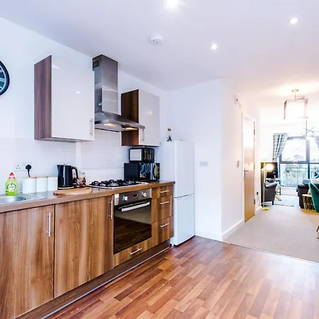 Holiday home The Stunning House On The Quays - 3 Bathrooms, Garden, Balcony, Parking Manchester