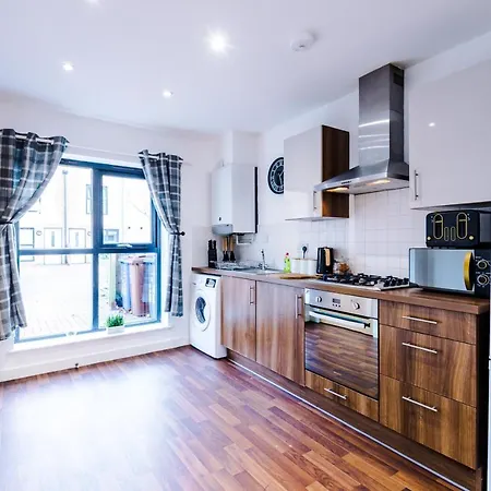Holiday home The Stunning House On The Quays - 3 Bathrooms, Garden, Balcony, Parking Manchester